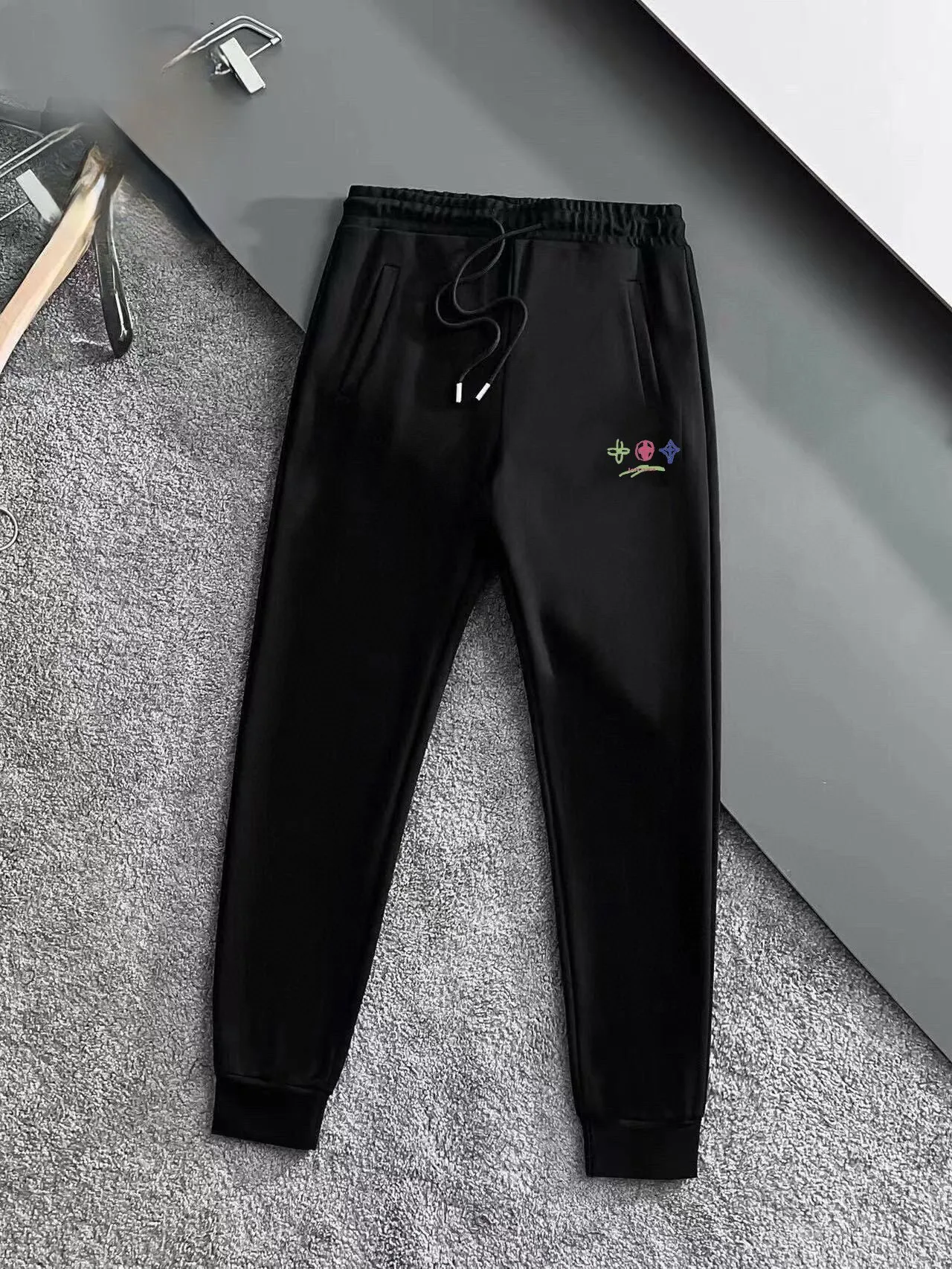 🅿️420 [LV Louis Vuitton] (Fat Man Gospel) hot-selling suit is coming. Focus on the original version of the official website. 2025 new hot-selling cardigan sweater suit. The original order is the best. 🇭🇰The meticulous work of top designers is dedicated to a fitting and perfect upper body effect. All-natural high-quality Roman cotton 100%, close-fitting comfort, noble and elegant! Original hardware embodies elegance and nobility! Counter size: M-5XL (maximum wear up to 220 pounds)